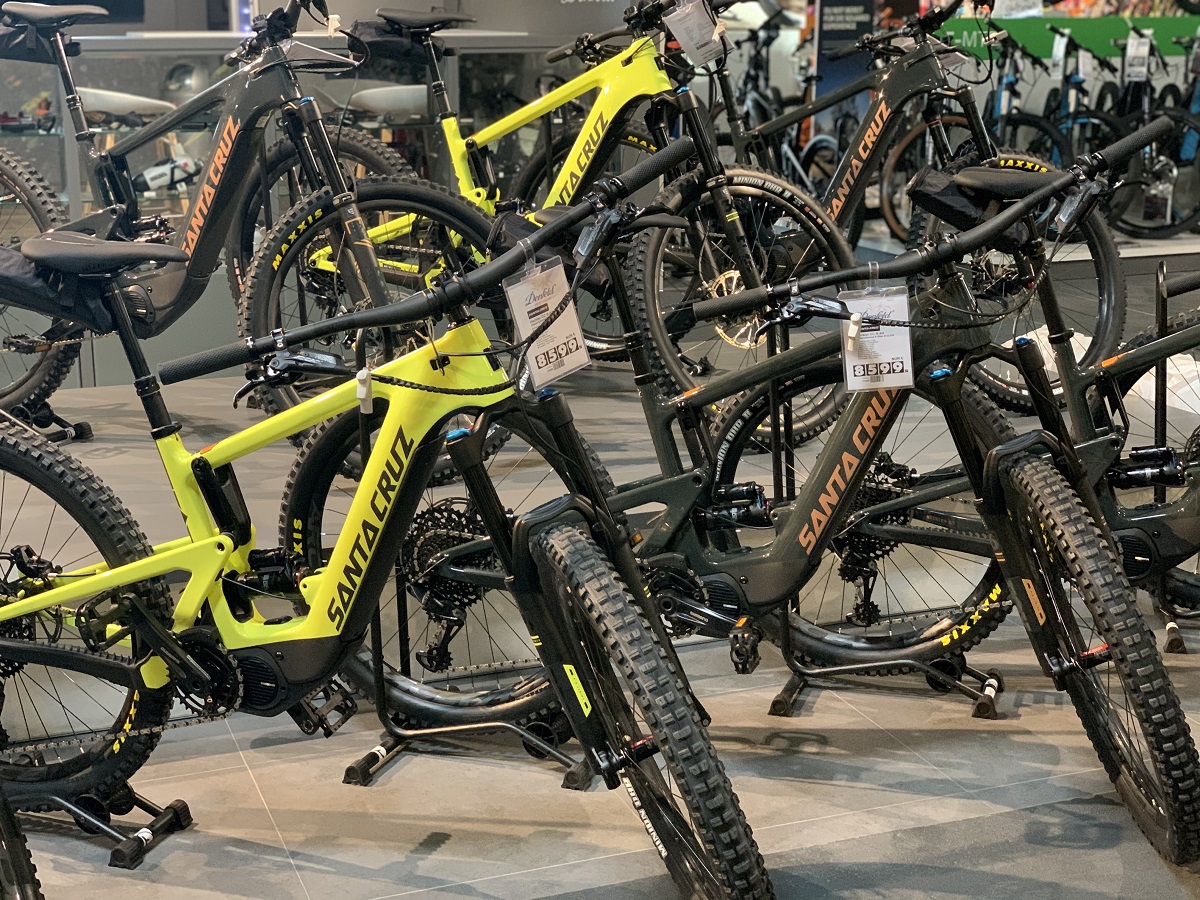 Laden bereits bestückt mit neuen Santa Cruz Heckler Modellen