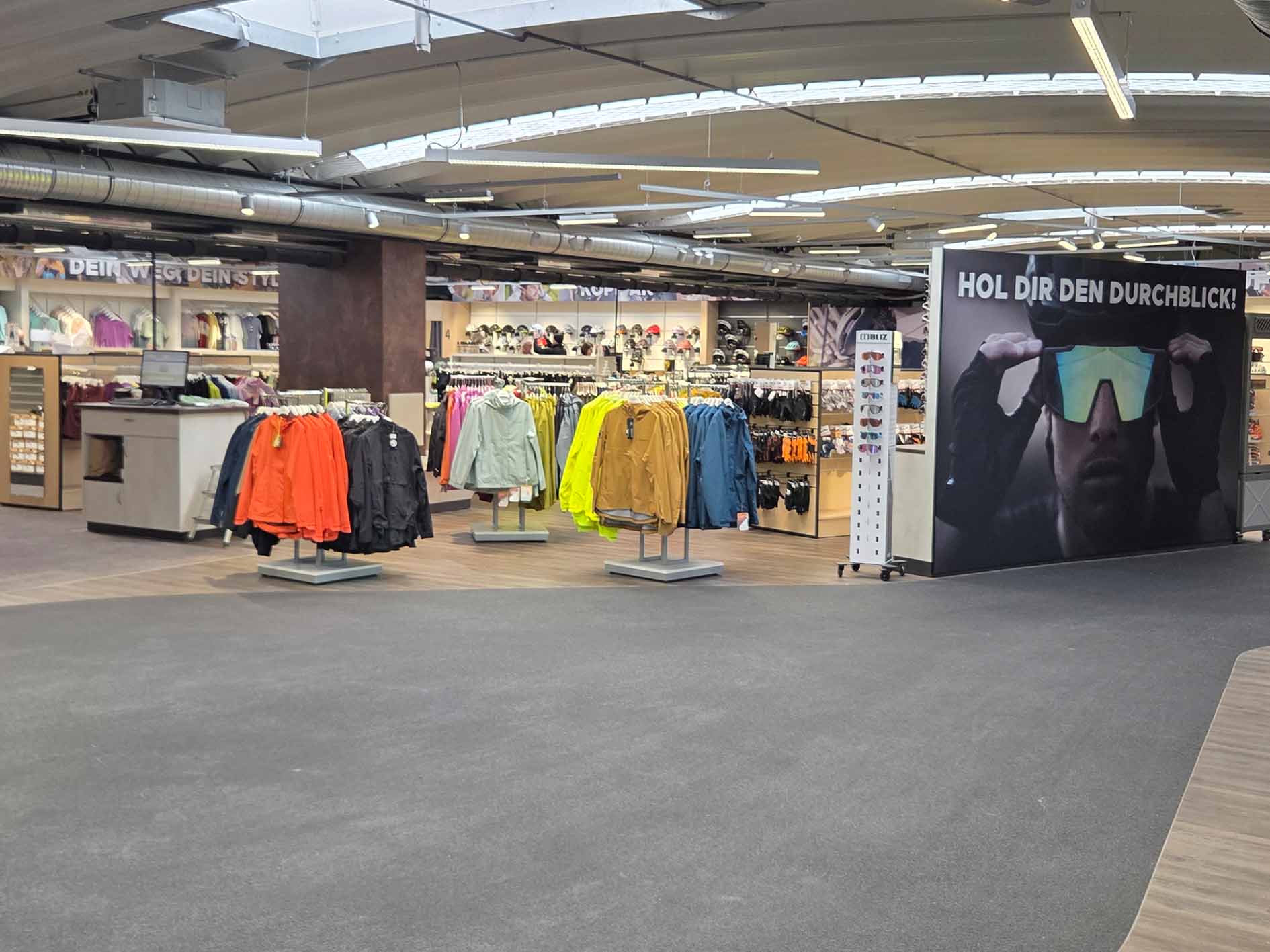 Neue Bekleidungsabteilung Front