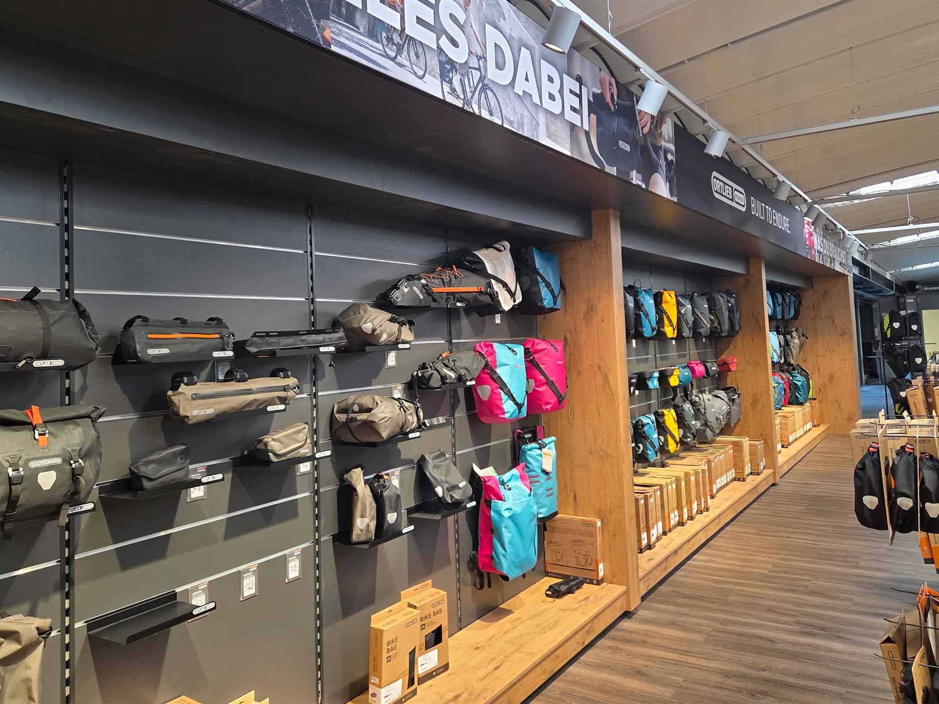 Neue Bekleidungsabteilung Front