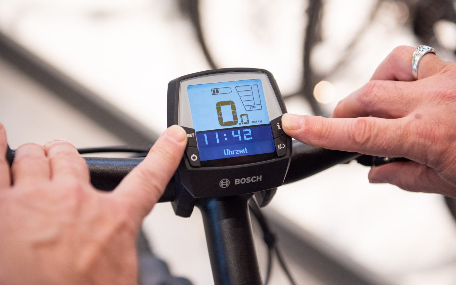 fahrradhelm damen schwarz grün ABUS Allround-Fahrradhelm Aduro 2.1 - in sportivem Design für den Stadtverkehr, Landstraßen und Trails - für und Herren Beheizbare Kleidung für die angeln forelle Handschuhgröße:7